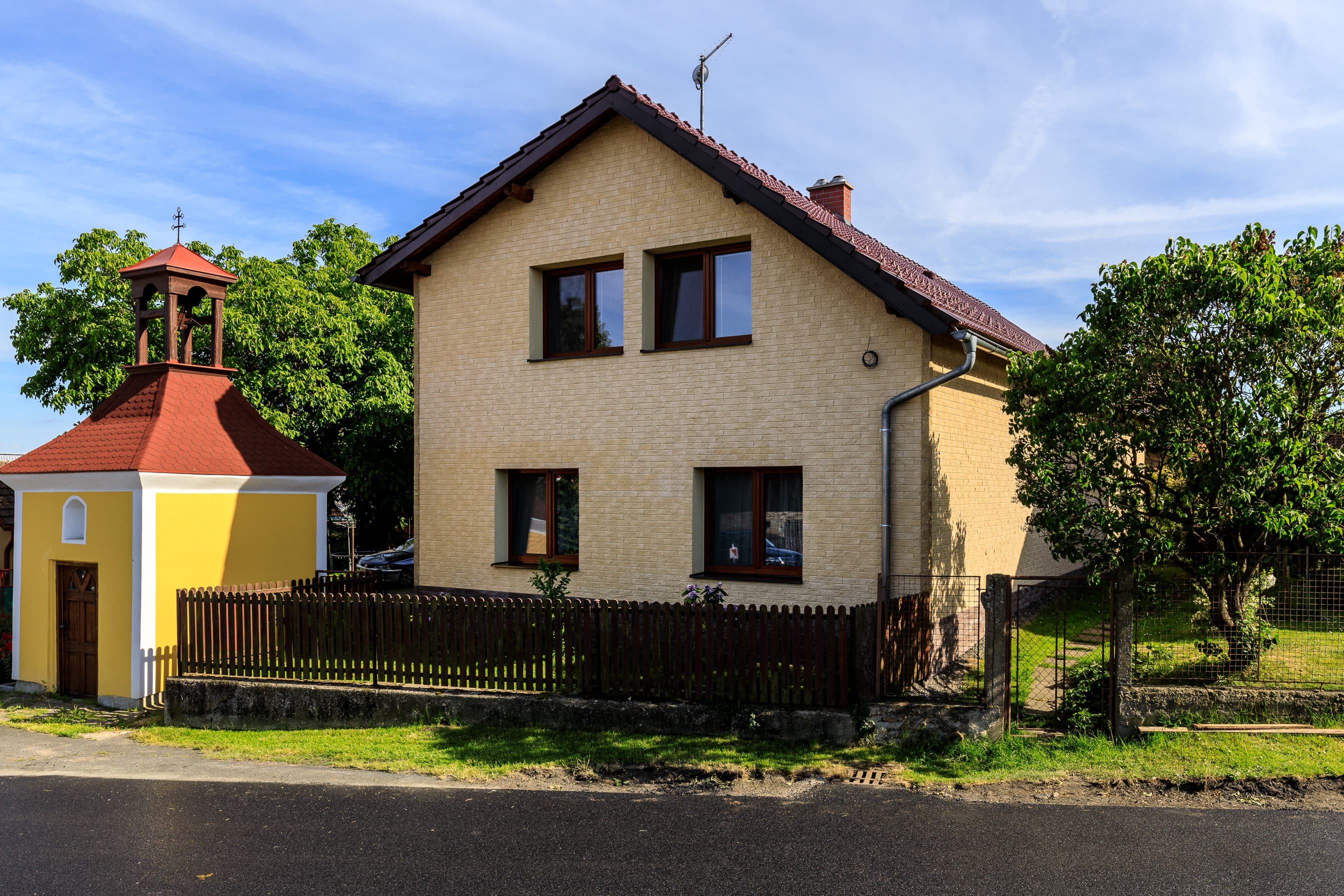 Bungalov s fasádou Lifebrick — hnedý odtieň