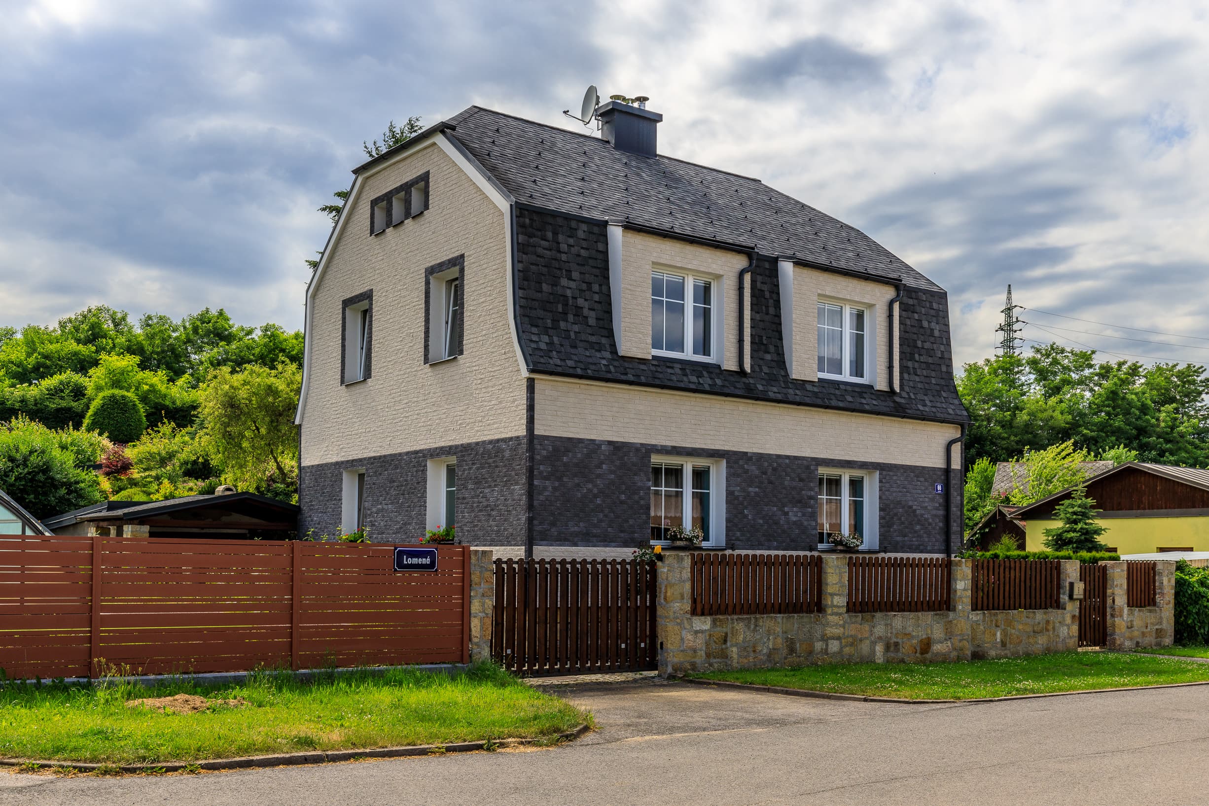 Mansardová strecha s fasádou Lifebrick — tmavosivý odtieň