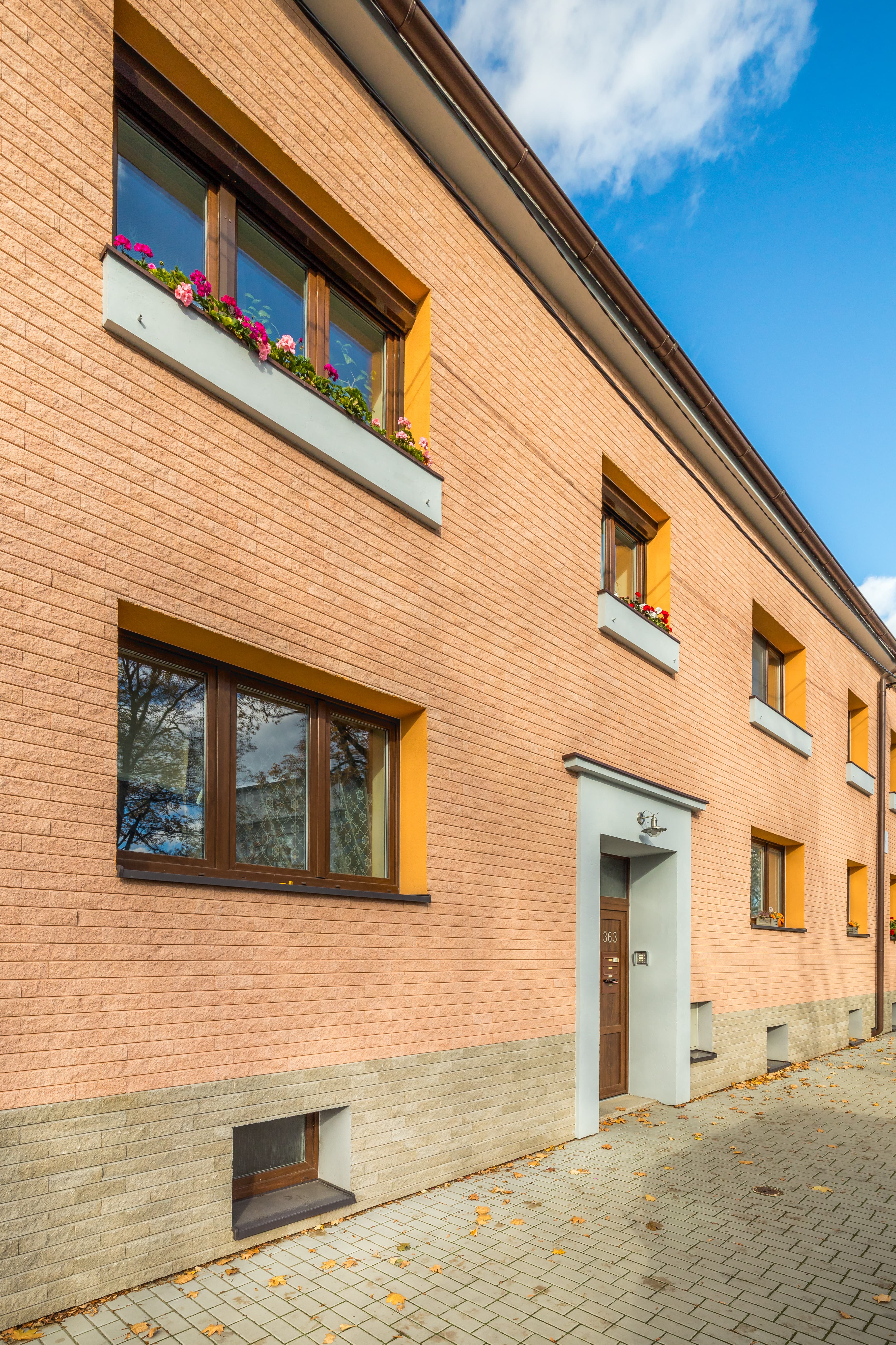 Rodinný dom s fasádou Lifebrick — tehlová farba
