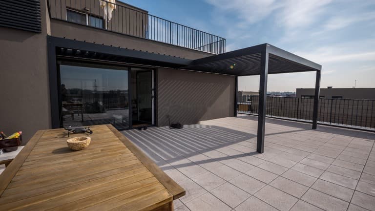 Otvorená pergola KAYA FROZEN s hliníkovou strechou nad terasou, leto