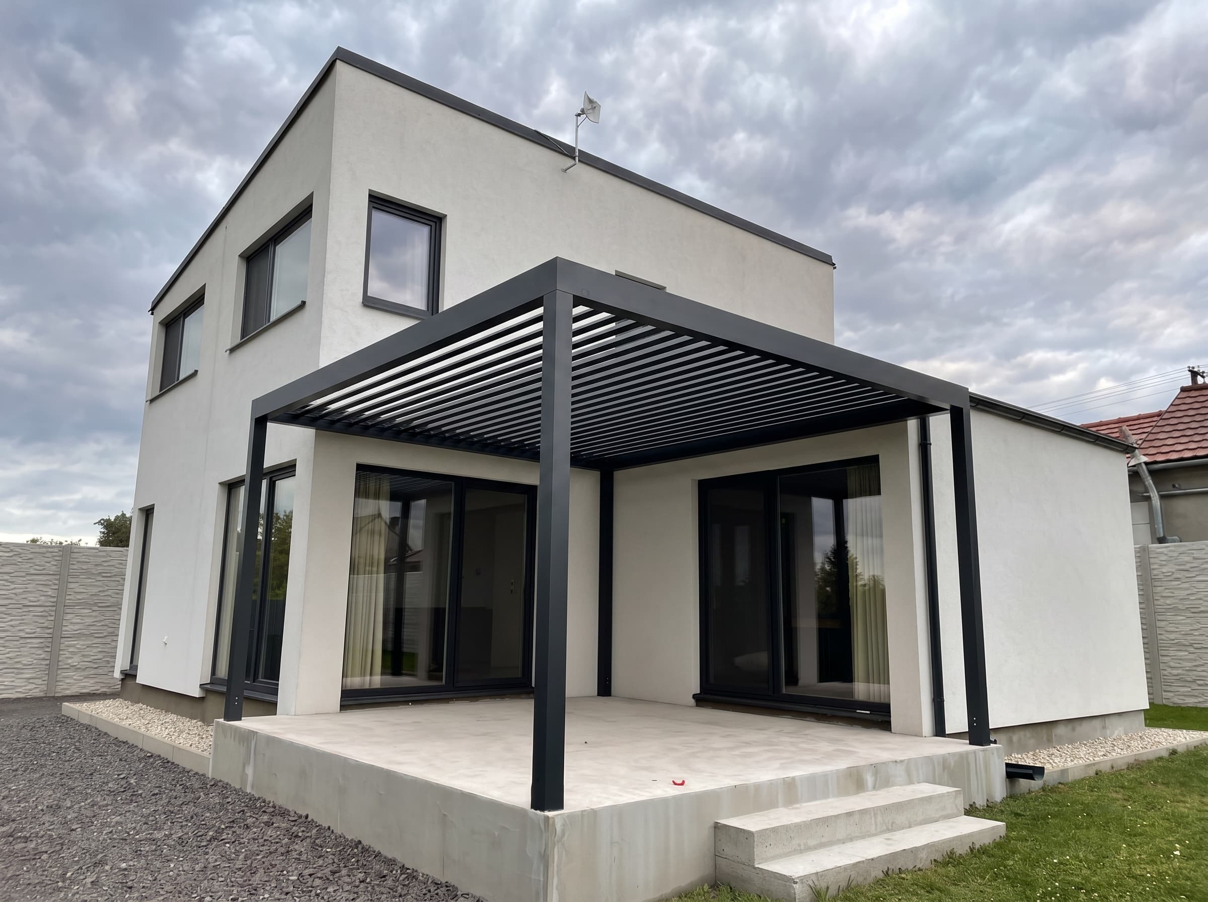 KAYA bioklimatická pergola — otvorené otočné lamely