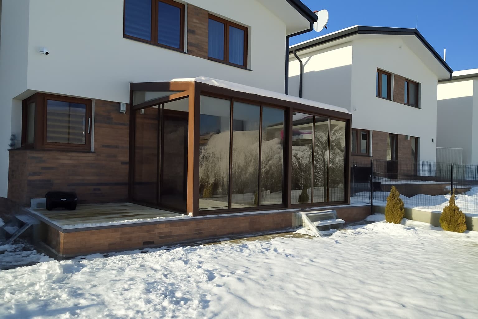 KAYA FROZEN — celoročná pergola so zasklením bočných stien