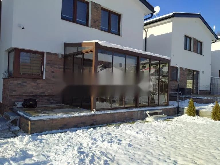 KAYA FROZEN — pergola s bočným posuvným zasklením