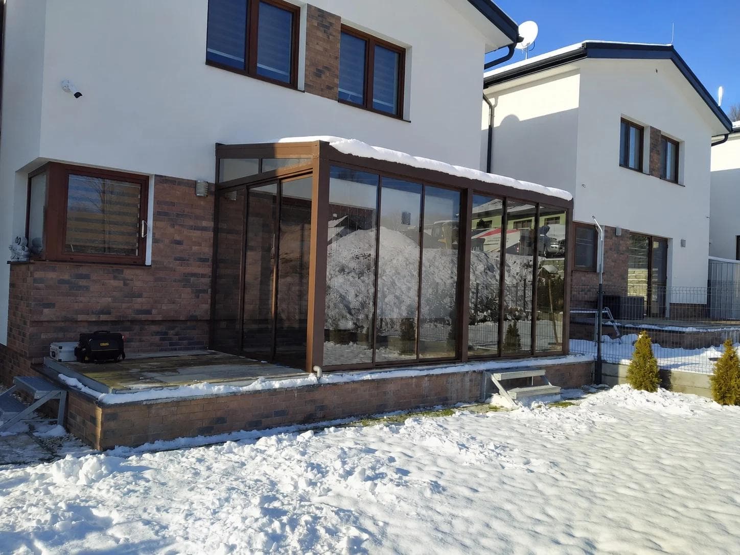 Panorea zimná záhrada FROZEN — zasklená terasa pri rodinnom dome v zime